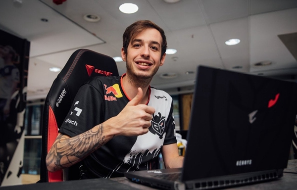 开赛前的二 开赛前的二